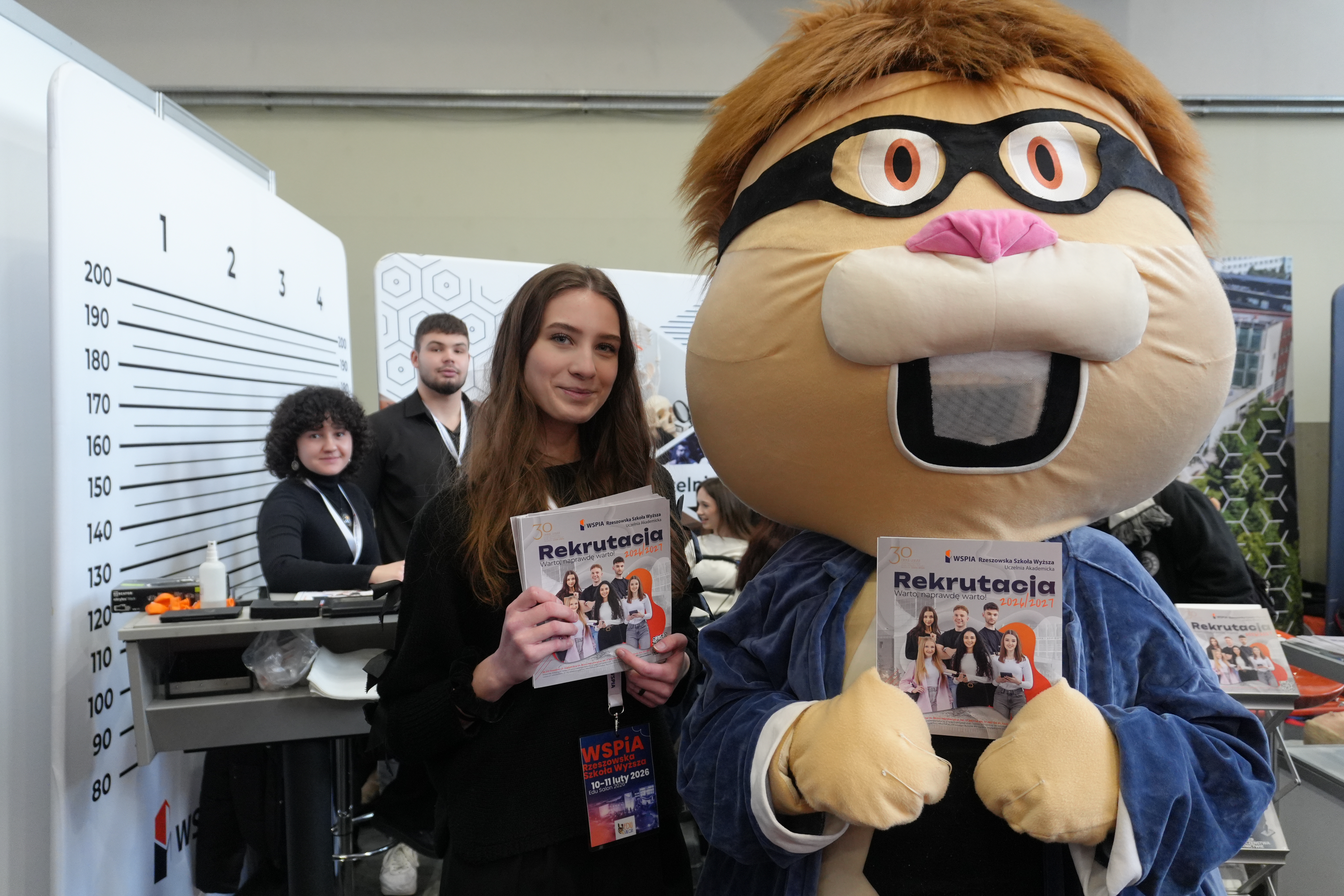 Tłumy przy stoisku WSPiA podczas pierwszego dnia Podkarpackich Targów Edukacyjnych EduSalon