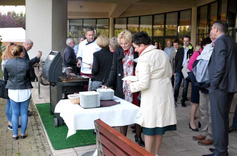 Zdjęcie podczas wspólnego spotkania z promotorami przy grilu