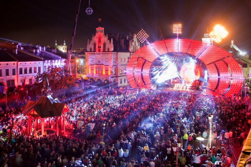 Koncert na rzeszowskim rynku - „Europejski Stadion Kultury”. Źródło - Archiwum Urzędu Miasta Rzeszowa - fot. Tadeusz Poźniak.